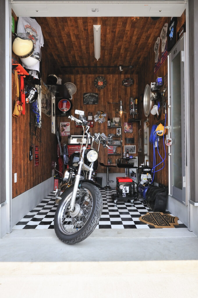 バイクガレージのある家
