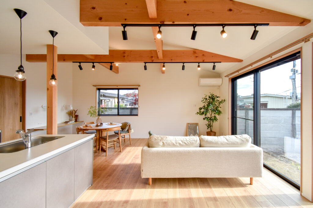 木目と曲線がやさしい開放的な快適動線の平屋【宇都宮】
