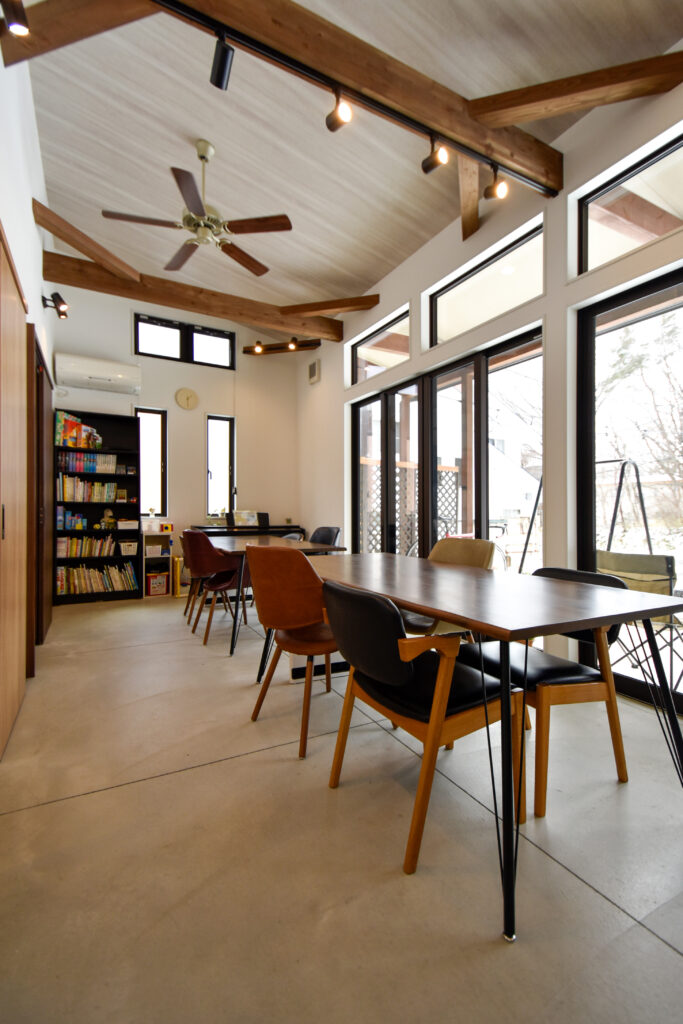 吹き抜けに星が輝くモダンなペンション【日光】